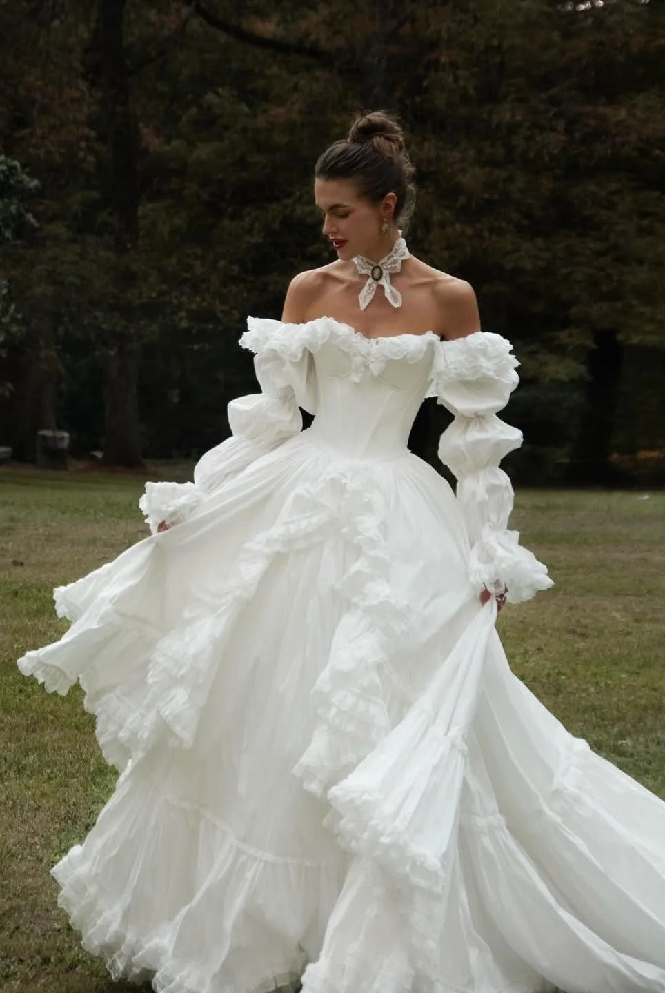Ariadna | Vestido de Novia Princesa con Volantes Mujer Manga Larga Hombros Descubiertos