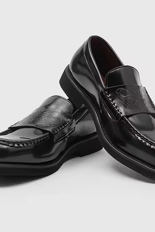 Héctor | Mocasín de Cuero Clásico Hombre Detalle Grabado
