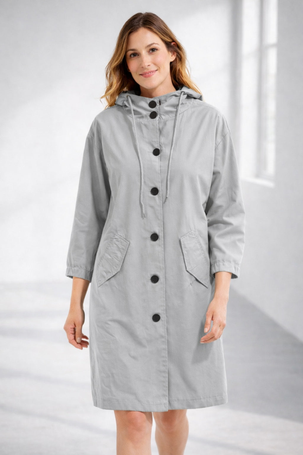 Uxía | Chaqueta Ligera con Capucha Mujer Botonera Manga Tres Cuartos