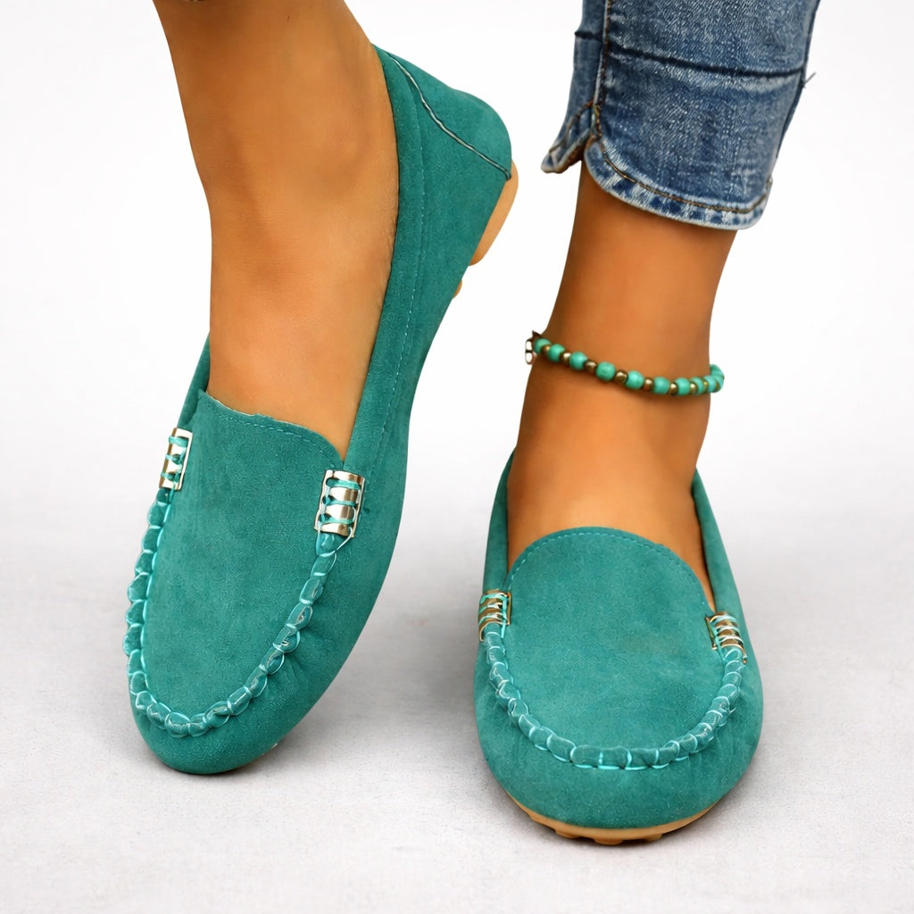Vega | Mocasín de Ante Plano Mujer Detalle Metálico