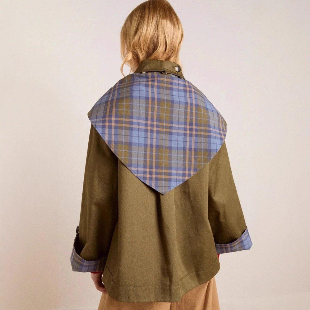 Vera | Gabardina Corta Mujer Oversized Forro Escocés Doble Botonadura